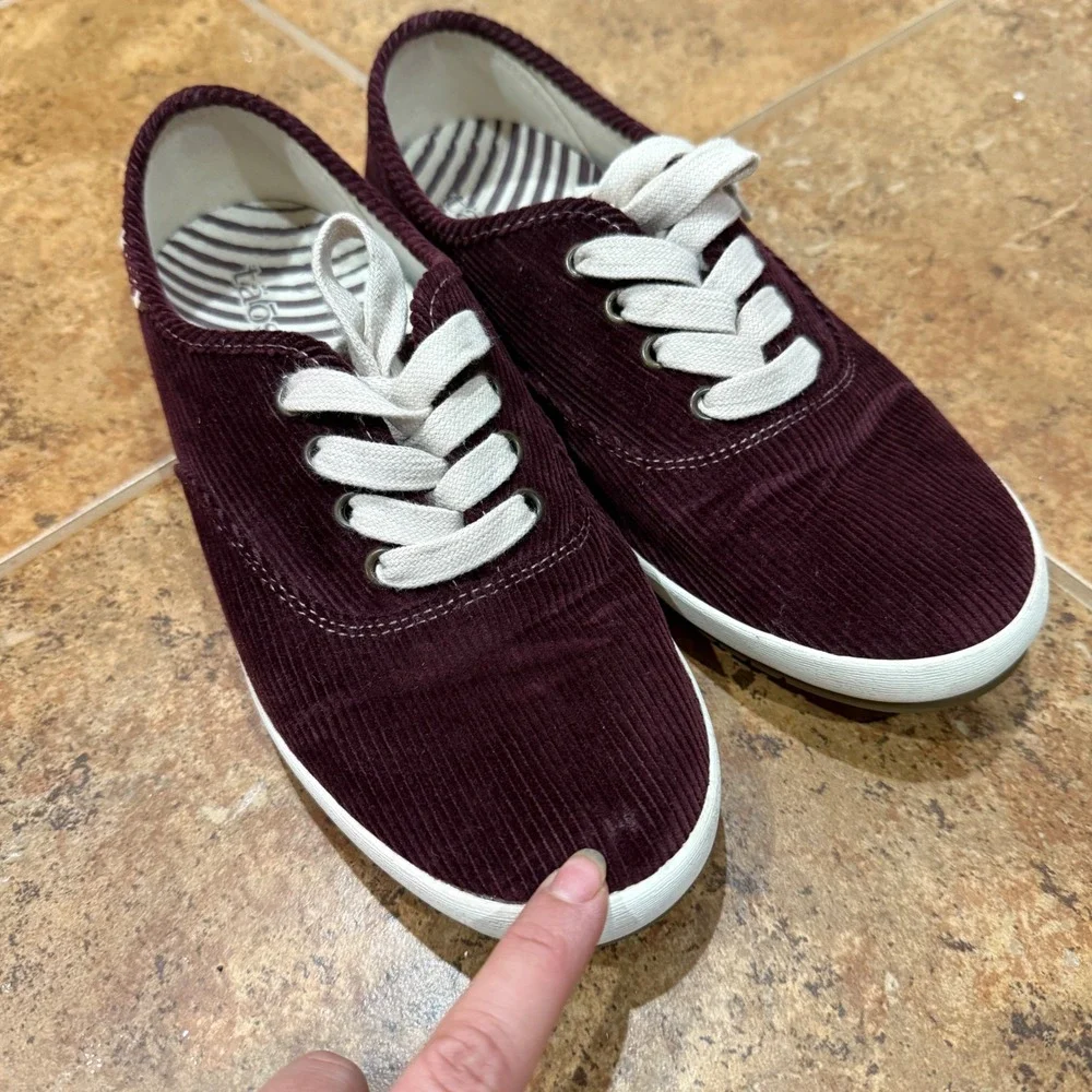 Taos Guest Star Burgundy Corduroy Sneakers Women 8 Casual Lace Up Shoes Comfort